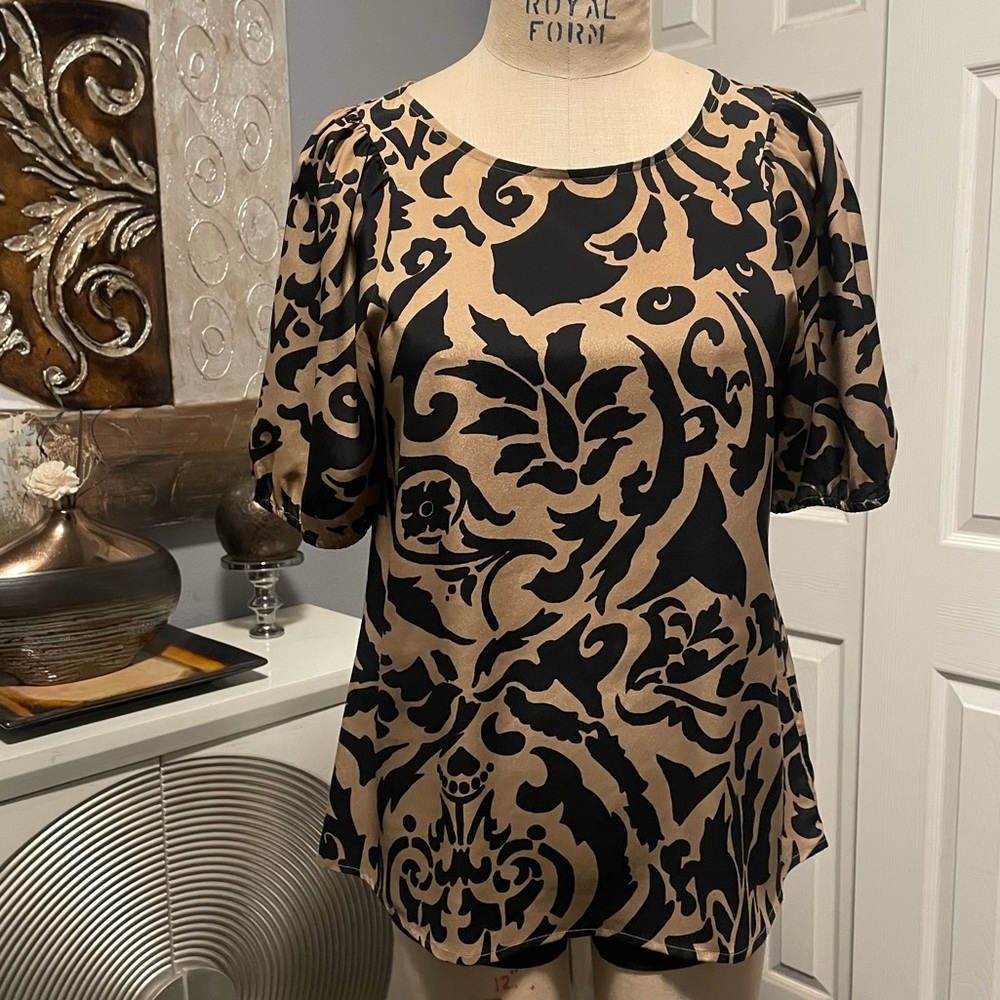 Ann Taylor LOFT Women's Short Sleeve Black and Tan patterned blouse (Small)